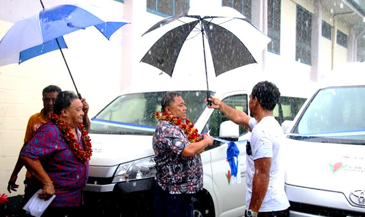The President of Lakapi Samoa, Namulauulu Sami Leota cutting the ribbon and accepting 2 Vans donated by the Yazaki Kizuna Foundation.