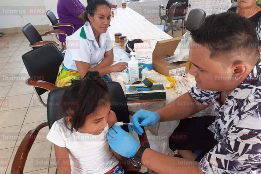 Vaccinating child in Manono tai