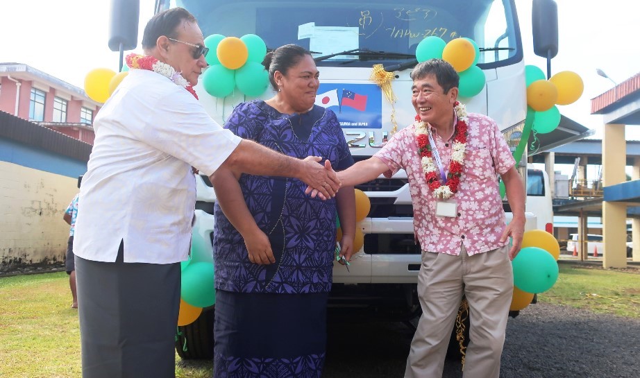 Ambassador and Minister of Health shaking hands