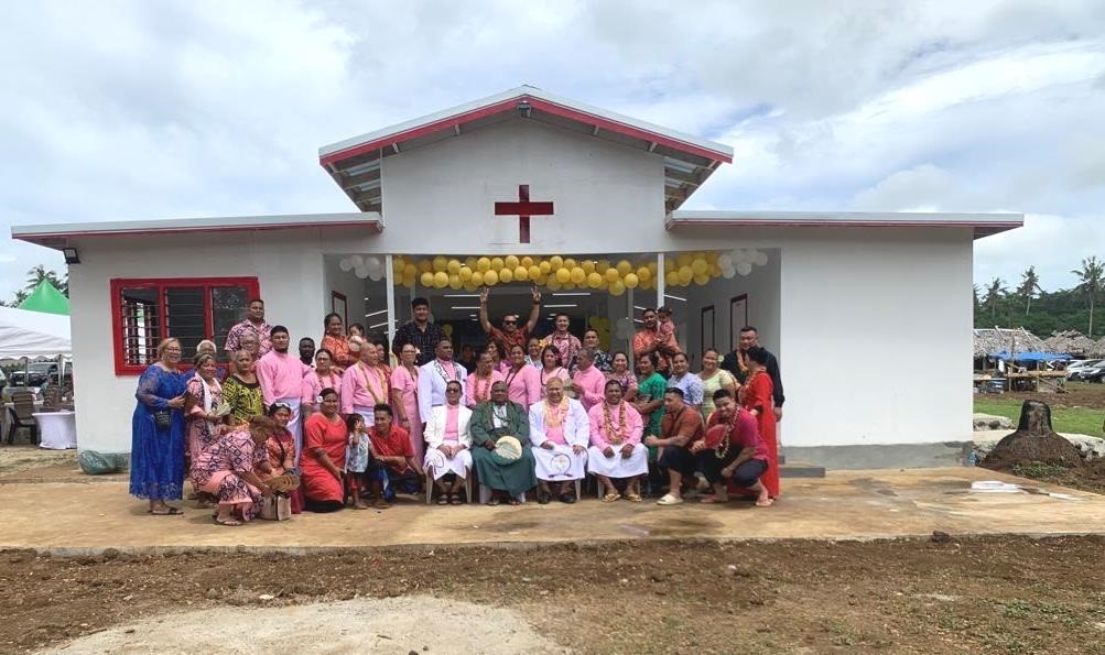 Iesu le Maatulimanu infront of church