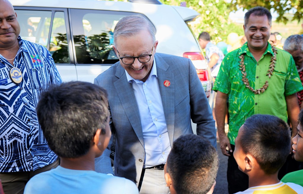 Albanese meets the children