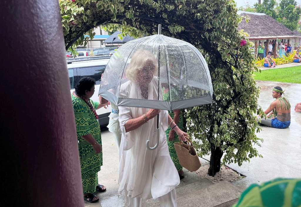 Camilla under umbrella