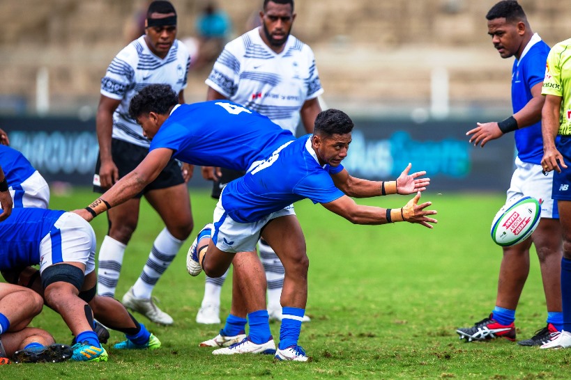 Halfback Henry Lautaimi passes