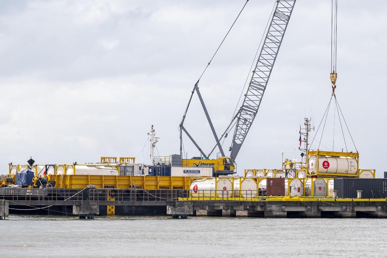 Shifting tanktainers onto wharf