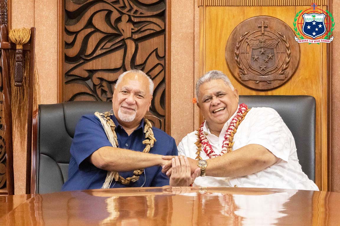 Govenor Pulalii and Prime Minister Laaulialemalietoa shaking hands inside Cabinet room