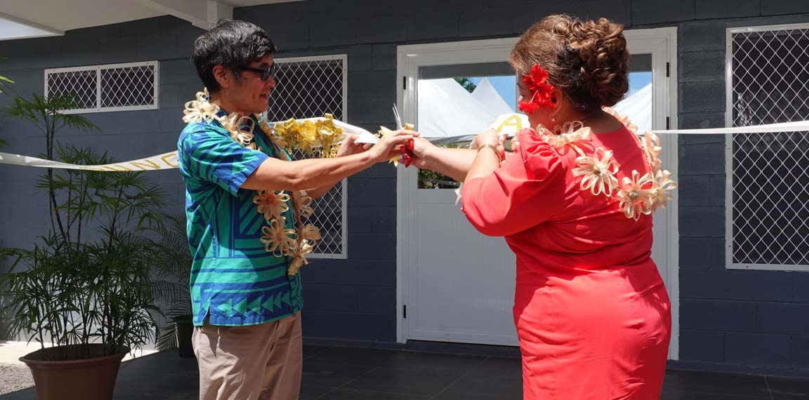Jaoan's Ambassador and Samoa's Acting Prime Minister cutting the ribbon.