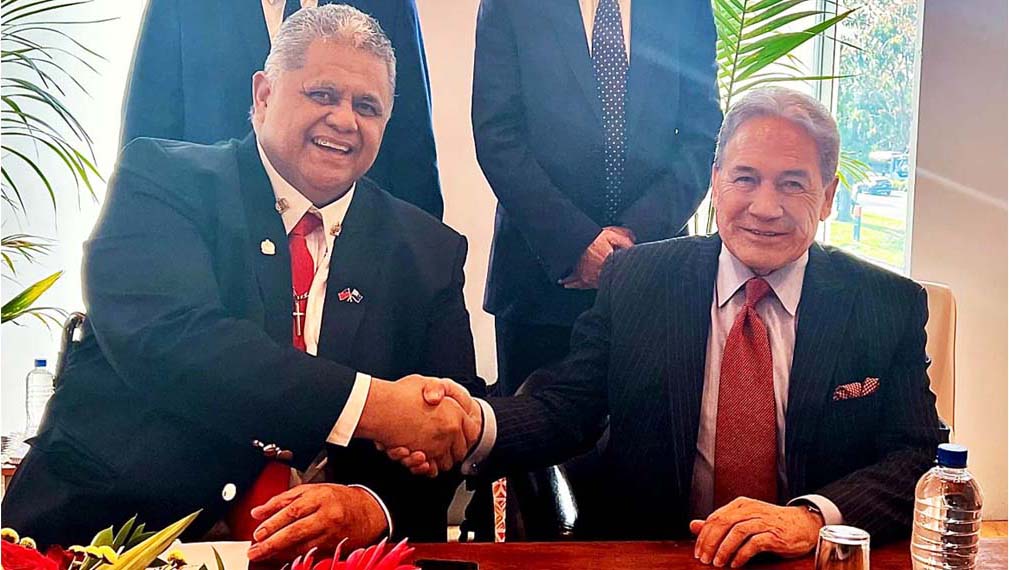 PM Peters handshake1