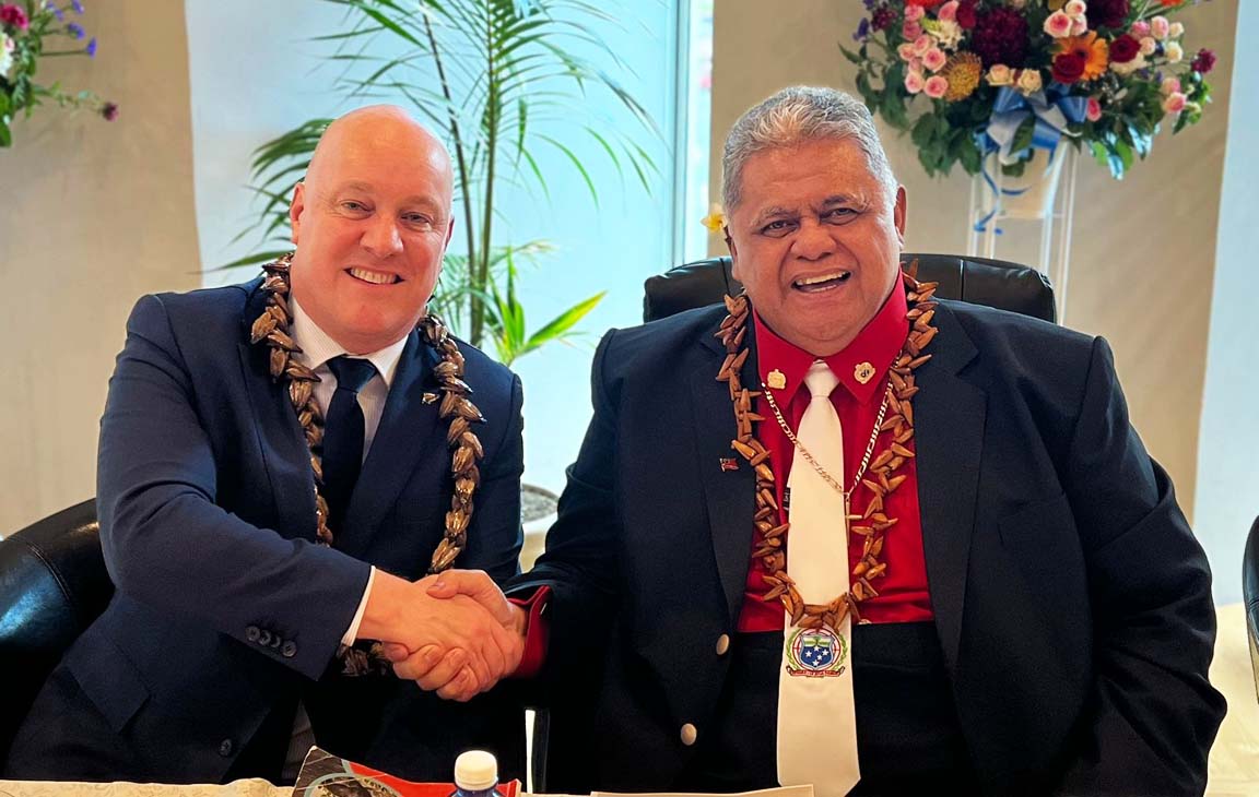 NZ & Samoan PMs handshake