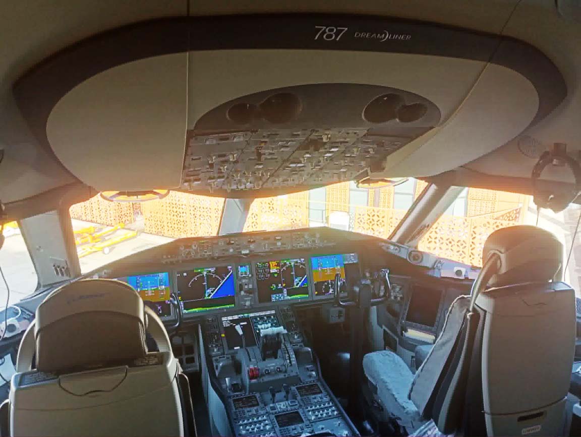 B787 Cockpit at Faleolo
