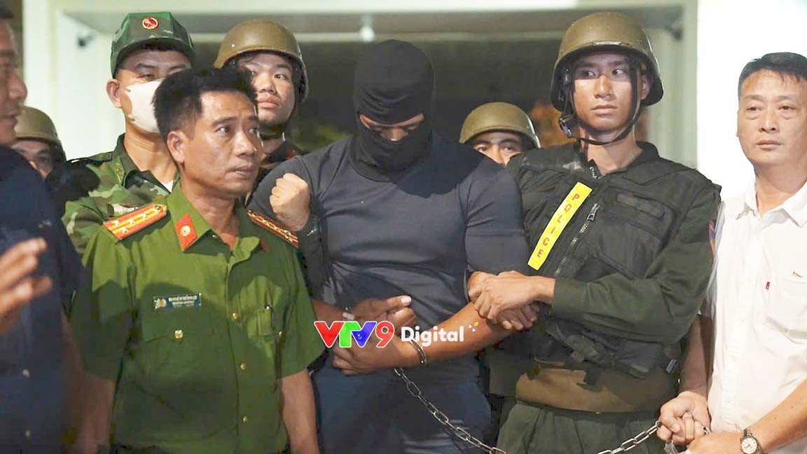 Vietnam Police holding suspect2
