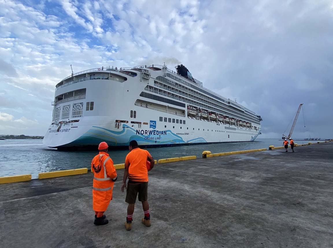 Norweign Crusieliner in port3