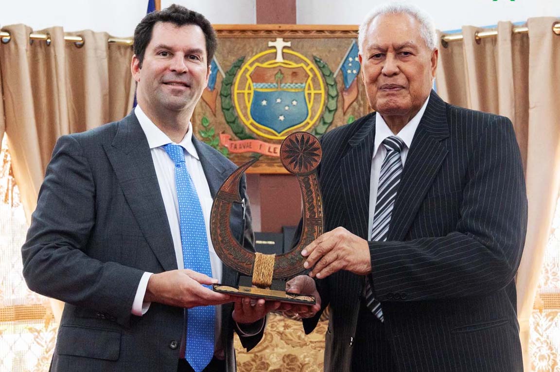 HOS present US Ambassador gift
