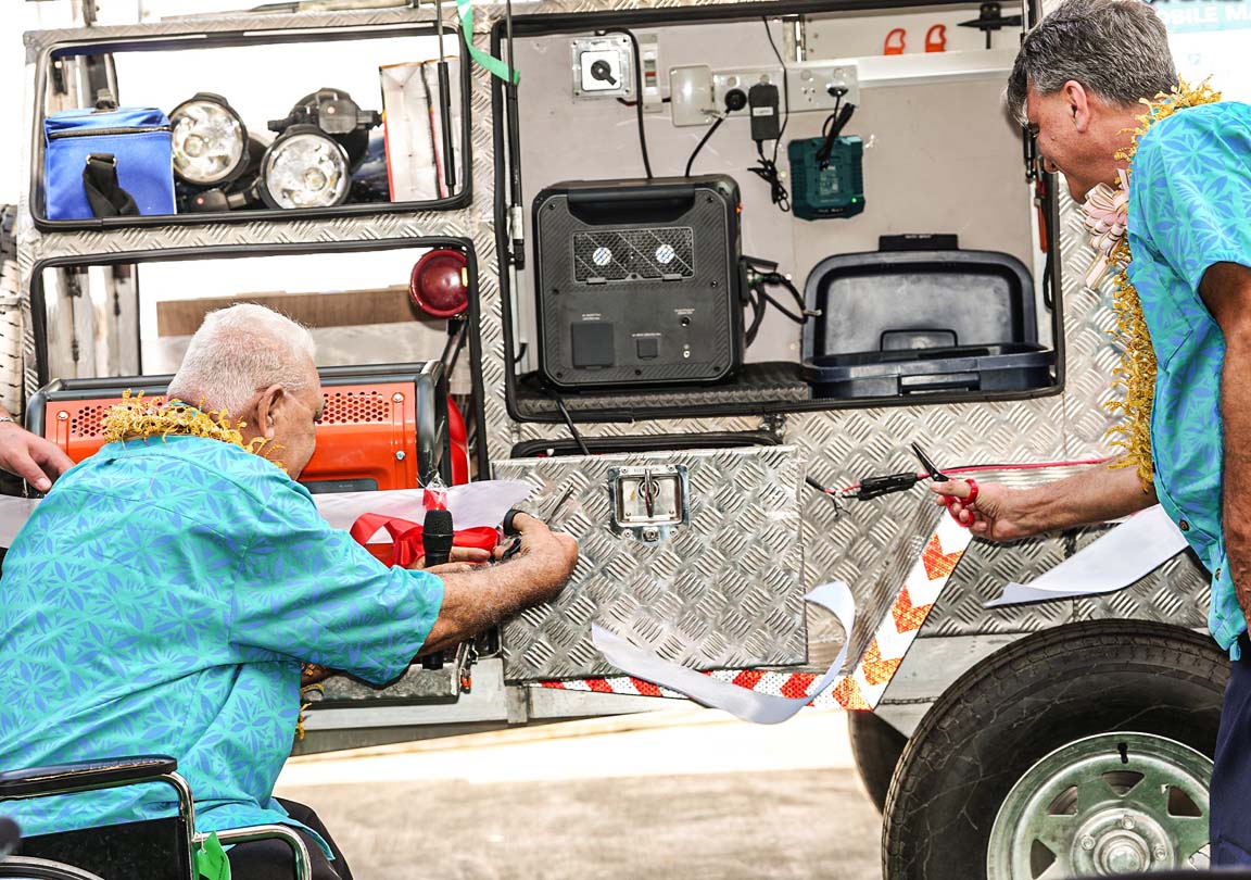 Mobile ribbon cutting